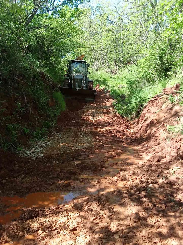 Санација и насипавање пута према резервоару за воду у Гркињи